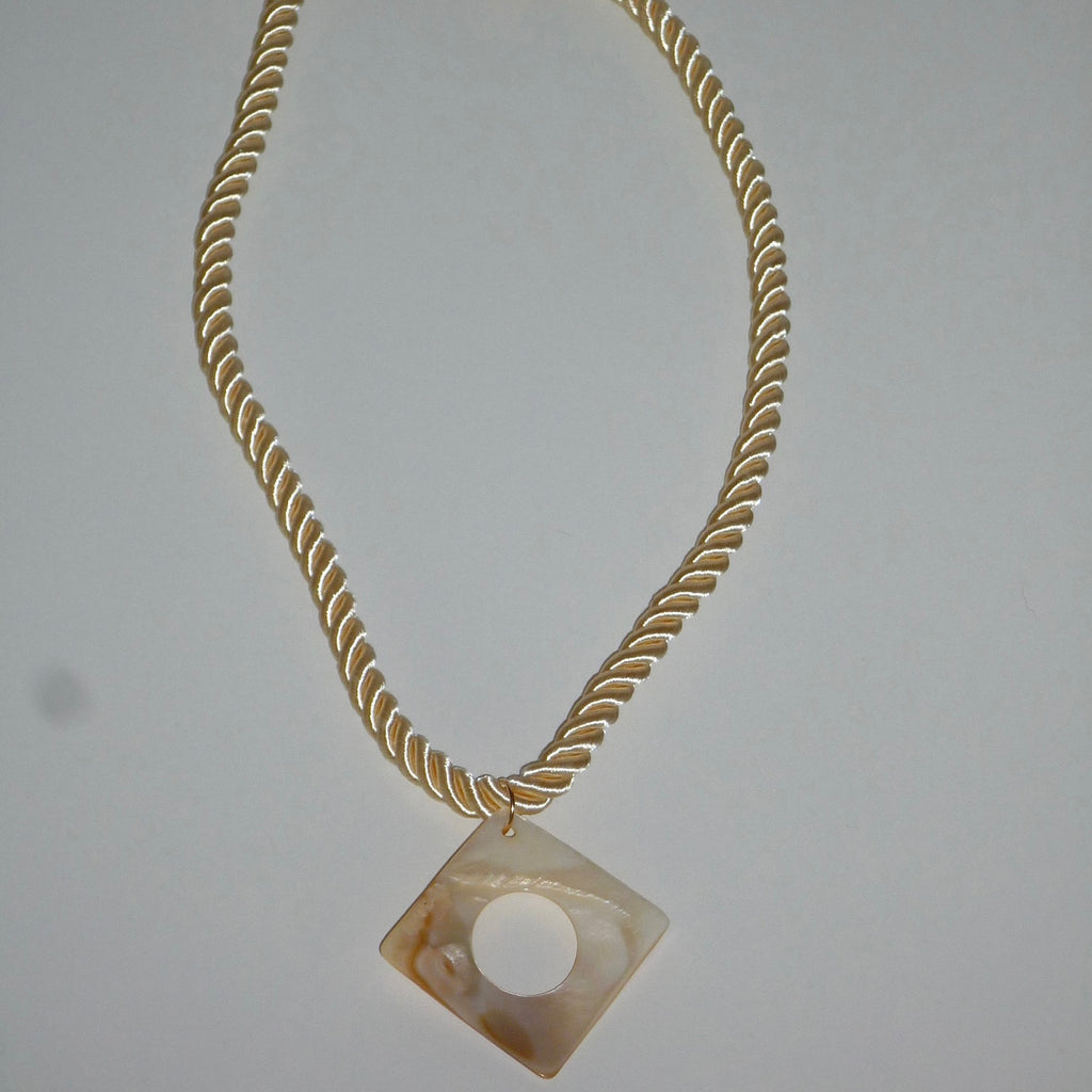 Nottinghill Necklace in Cream